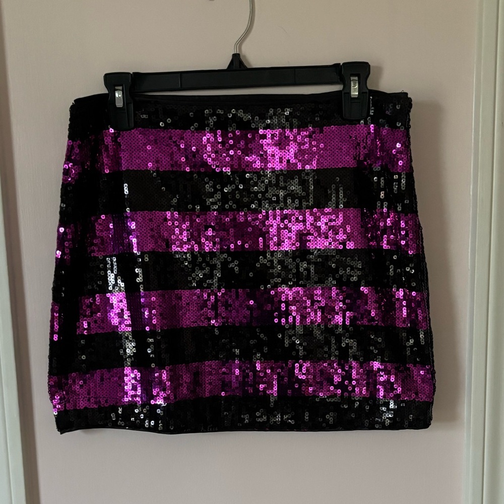 NWT sequin mini-skirt by Forever 21 in women’s large.